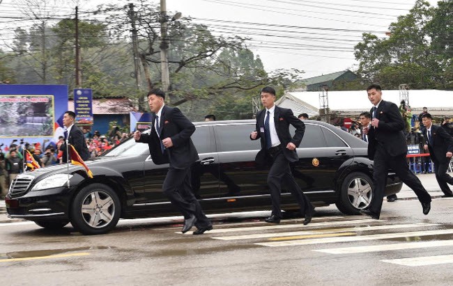 24h qua ảnh: Đội cận vệ chạy theo xe chở ông Kim Jong-un - Ảnh 3.