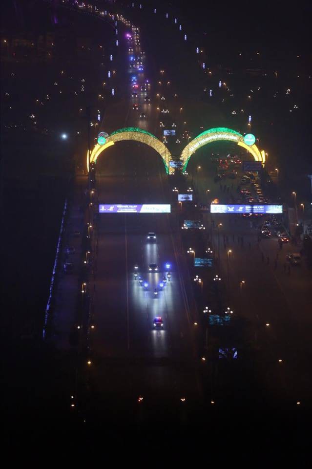 Toàn cảnh Quái thú chở TT Donald Trump lướt phố đêm Hà Nội trong sự chào đón nồng nhiệt của người dân - Ảnh 17.