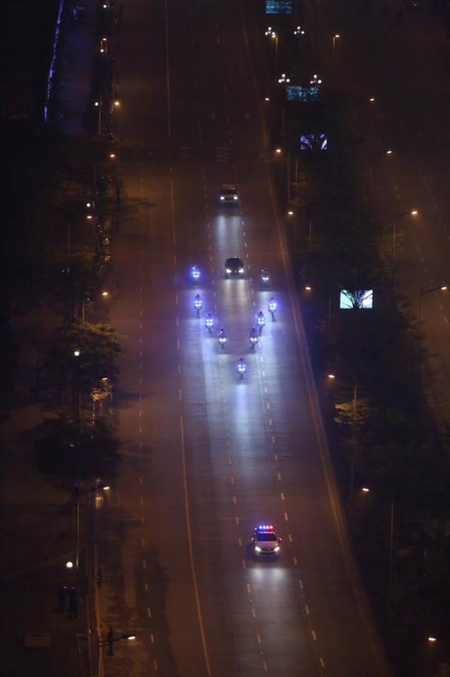 Toàn cảnh Quái thú chở TT Donald Trump lướt phố đêm Hà Nội trong sự chào đón nồng nhiệt của người dân - Ảnh 18.