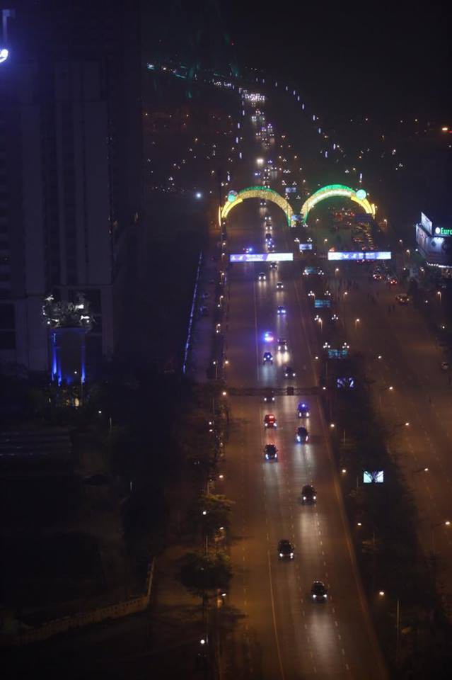 Toàn cảnh Quái thú chở TT Donald Trump lướt phố đêm Hà Nội trong sự chào đón nồng nhiệt của người dân - Ảnh 19.