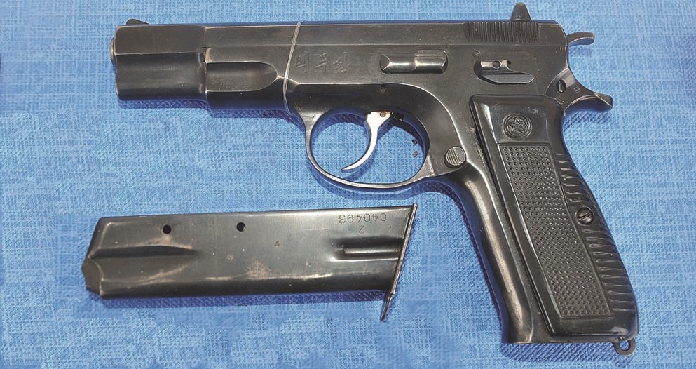 Sau lớp áo vest của cận vệ Triều Tiên là khẩu súng trứ danh và rất đặc biệt - Ảnh 3. Sau lớp áo vest của cận vệ Triều Tiên là khẩu súng trứ danh và rất đặc biệt - Ảnh 3.