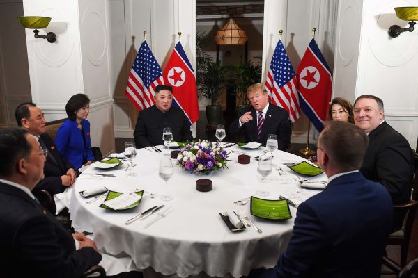 Bữa tối xã giao: Hai ông Trump-Kim vui vẻ, TT Mỹ nhờ phóng viên chụp ảnh lãnh đạo sao cho đẹp - Ảnh 3.