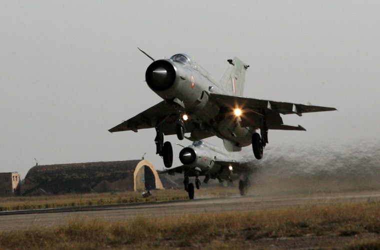 Pakistan bắn rơi 1 tiêm kích Ấn Độ: Đừng đổ cho quan tài bay, đó là máy bay hiện đại - Ảnh 3. Pakistan bắn rơi 1 tiêm kích Ấn Độ: Đừng đổ cho quan tài bay, đó là máy bay hiện đại - Ảnh 3.