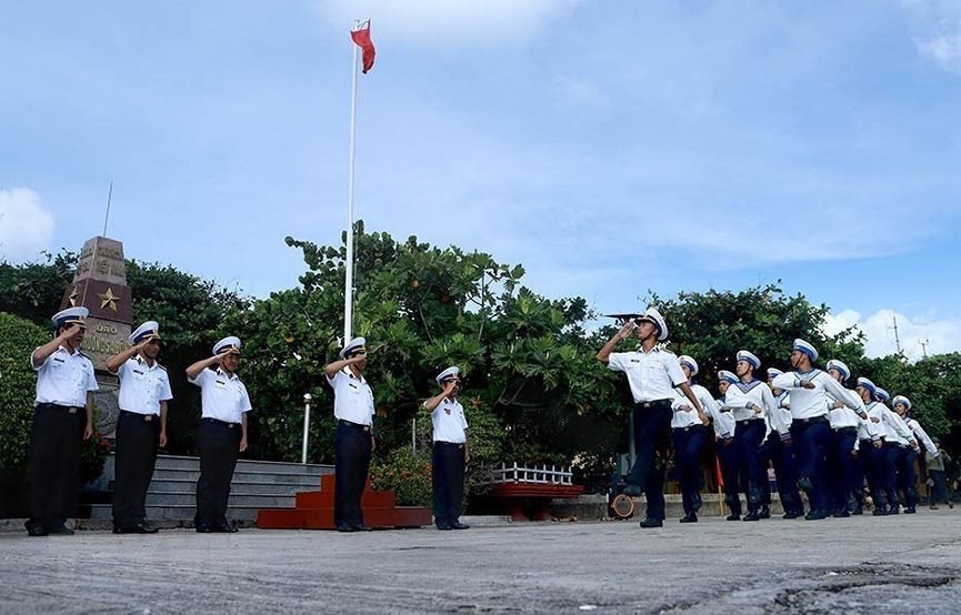 Linh thiêng lễ Chào cờ của quân dân trên đảo Trường Sa - Ảnh 1. Linh thiêng lễ Chào cờ của quân dân trên đảo Trường Sa - Ảnh 1.