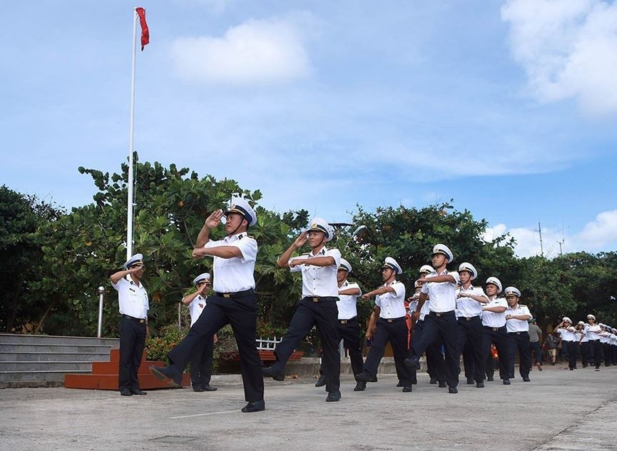 Linh thiêng lễ Chào cờ của quân dân trên đảo Trường Sa - Ảnh 2. Linh thiêng lễ Chào cờ của quân dân trên đảo Trường Sa - Ảnh 2.
