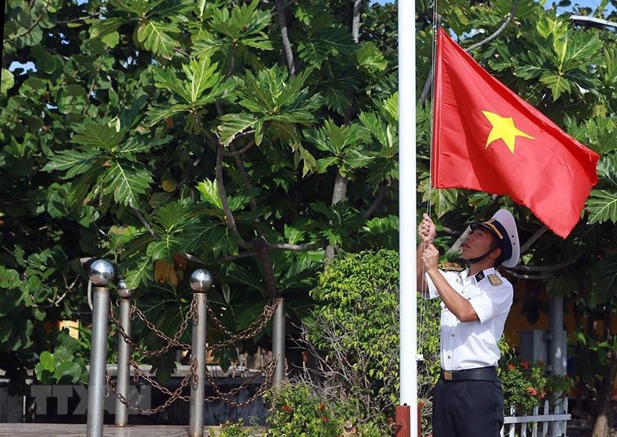 Linh thiêng lễ Chào cờ của quân dân trên đảo Trường Sa - Ảnh 3. Linh thiêng lễ Chào cờ của quân dân trên đảo Trường Sa - Ảnh 3.