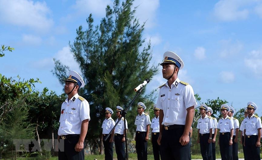 Linh thiêng lễ Chào cờ của quân dân trên đảo Trường Sa - Ảnh 4. Linh thiêng lễ Chào cờ của quân dân trên đảo Trường Sa - Ảnh 4.