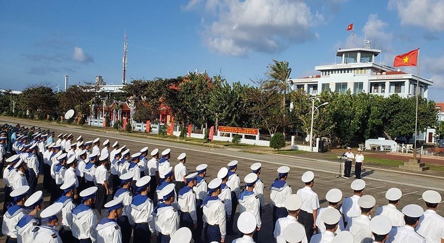 Linh thiêng lễ Chào cờ của quân dân trên đảo Trường Sa - Ảnh 5. Linh thiêng lễ Chào cờ của quân dân trên đảo Trường Sa - Ảnh 5.