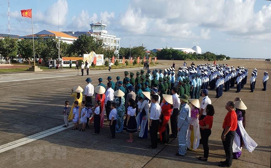 Linh thiêng lễ Chào cờ của quân dân trên đảo Trường Sa - Ảnh 7. Linh thiêng lễ Chào cờ của quân dân trên đảo Trường Sa - Ảnh 7.