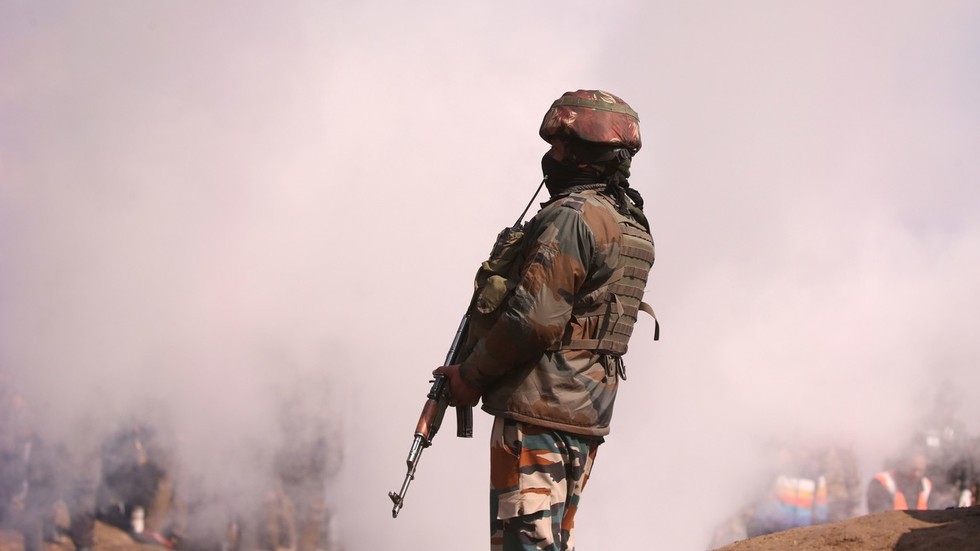 Pakistan tấn công, toàn bộ không quân, hải quân và lục quân Ấn Độ chờ lệnh - Ảnh 3. Pakistan tấn công, toàn bộ không quân, hải quân và lục quân Ấn Độ chờ lệnh - Ảnh 3.