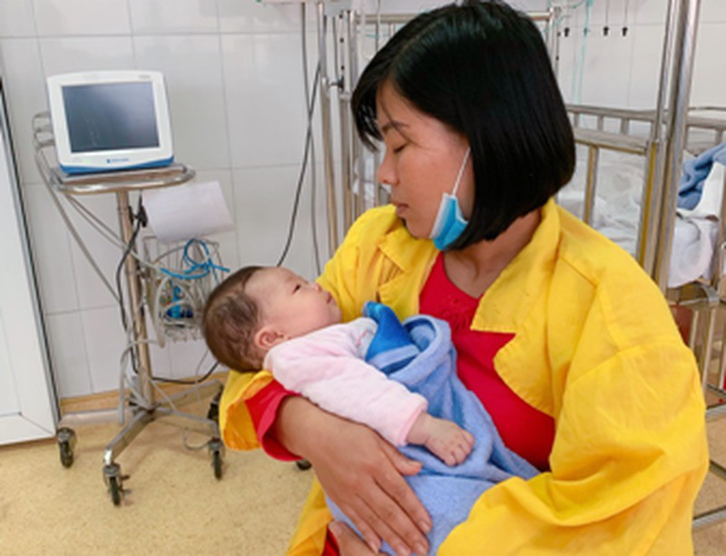 Cứu sống kịp thời bé gái 2 tháng tuổi bị sốc phản vệ - Ảnh 1. Cứu sống kịp thời bé gái 2 tháng tuổi bị sốc phản vệ - Ảnh 1.