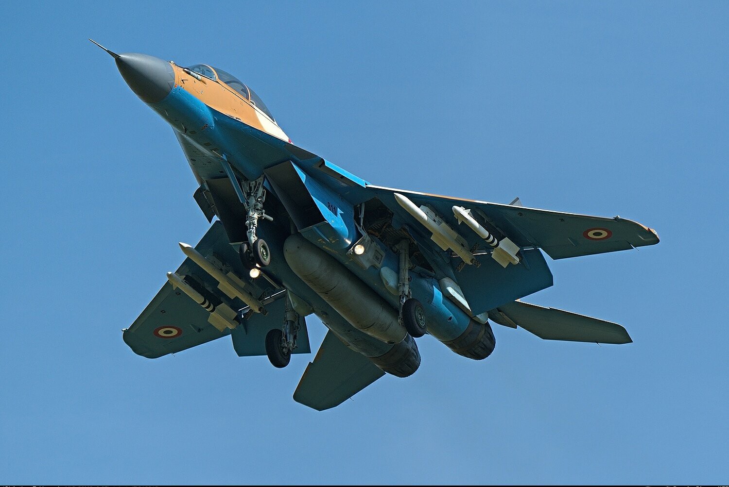 Tiêm kích Su-35 Nga vừa có thêm khách hàng mới: Thay thế MiG-21 - Ảnh 2. Tiêm kích Su-35 Nga vừa có thêm khách hàng mới: Thay thế MiG-21 - Ảnh 2.