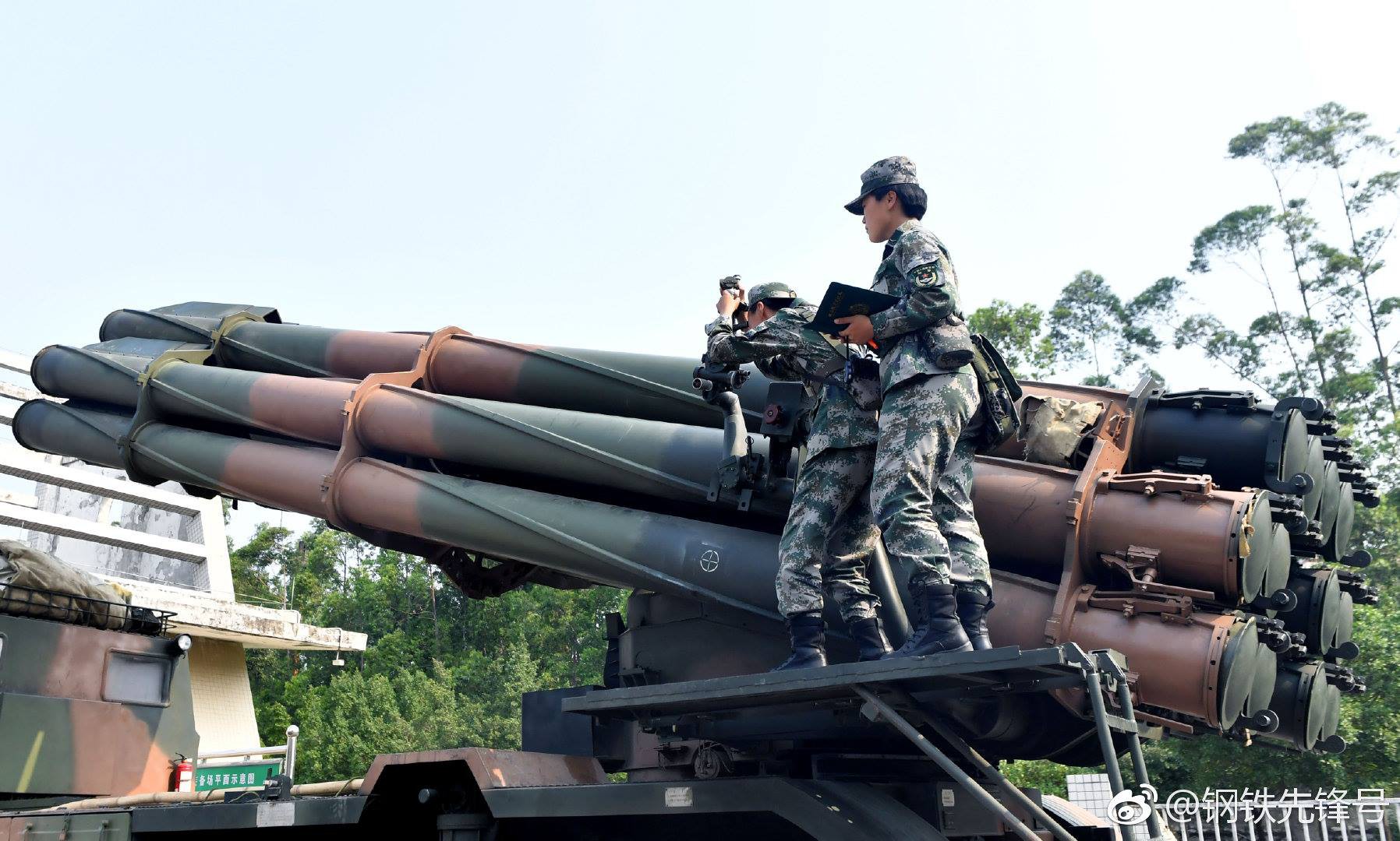 Kinh ngạc dàn vũ khí hạng nặng trong tay... nữ binh Trung quốc - Ảnh 8. Kinh ngạc dàn vũ khí hạng nặng trong tay... nữ binh Trung quốc - Ảnh 8.