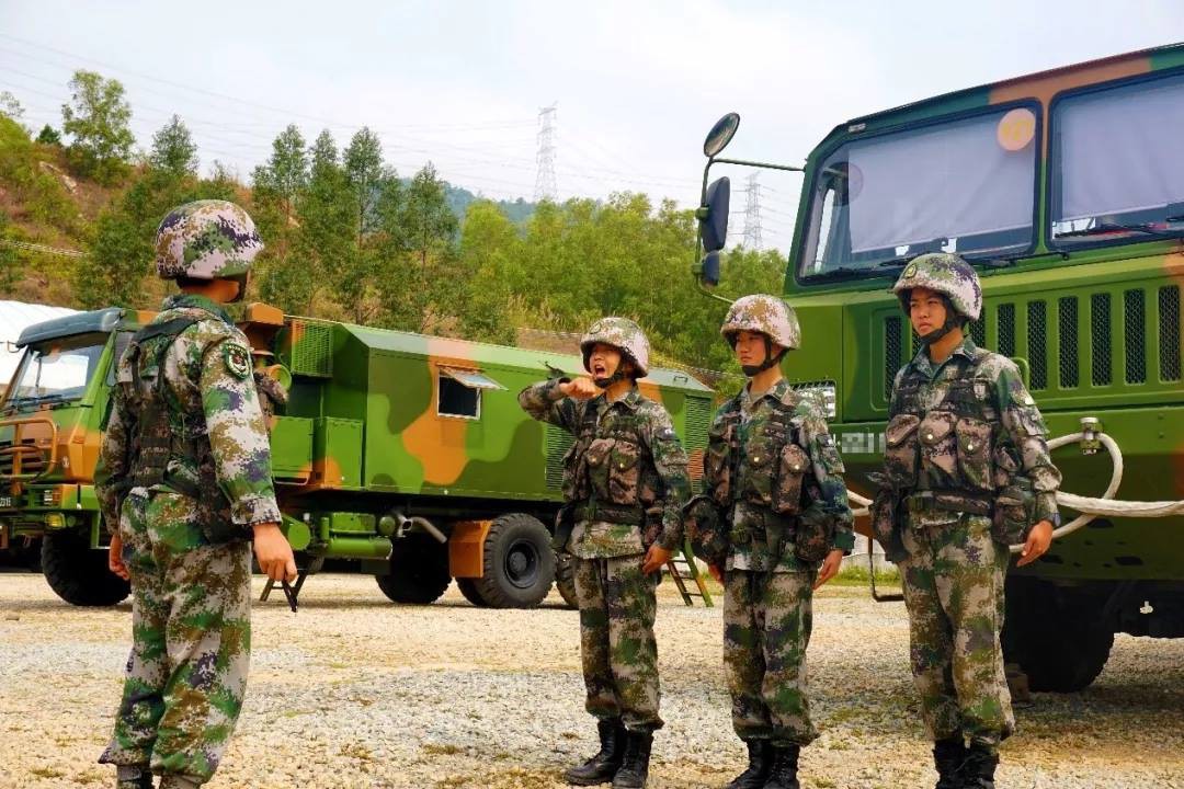 Kinh ngạc dàn vũ khí hạng nặng trong tay... nữ binh Trung quốc - Ảnh 2. Kinh ngạc dàn vũ khí hạng nặng trong tay... nữ binh Trung quốc - Ảnh 2.