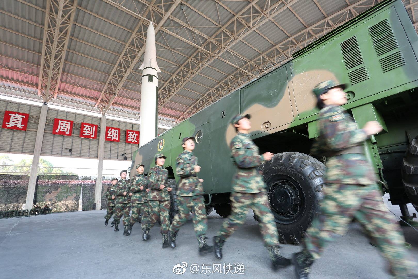 Kinh ngạc dàn vũ khí hạng nặng trong tay... nữ binh Trung quốc - Ảnh 3. Kinh ngạc dàn vũ khí hạng nặng trong tay... nữ binh Trung quốc - Ảnh 3.