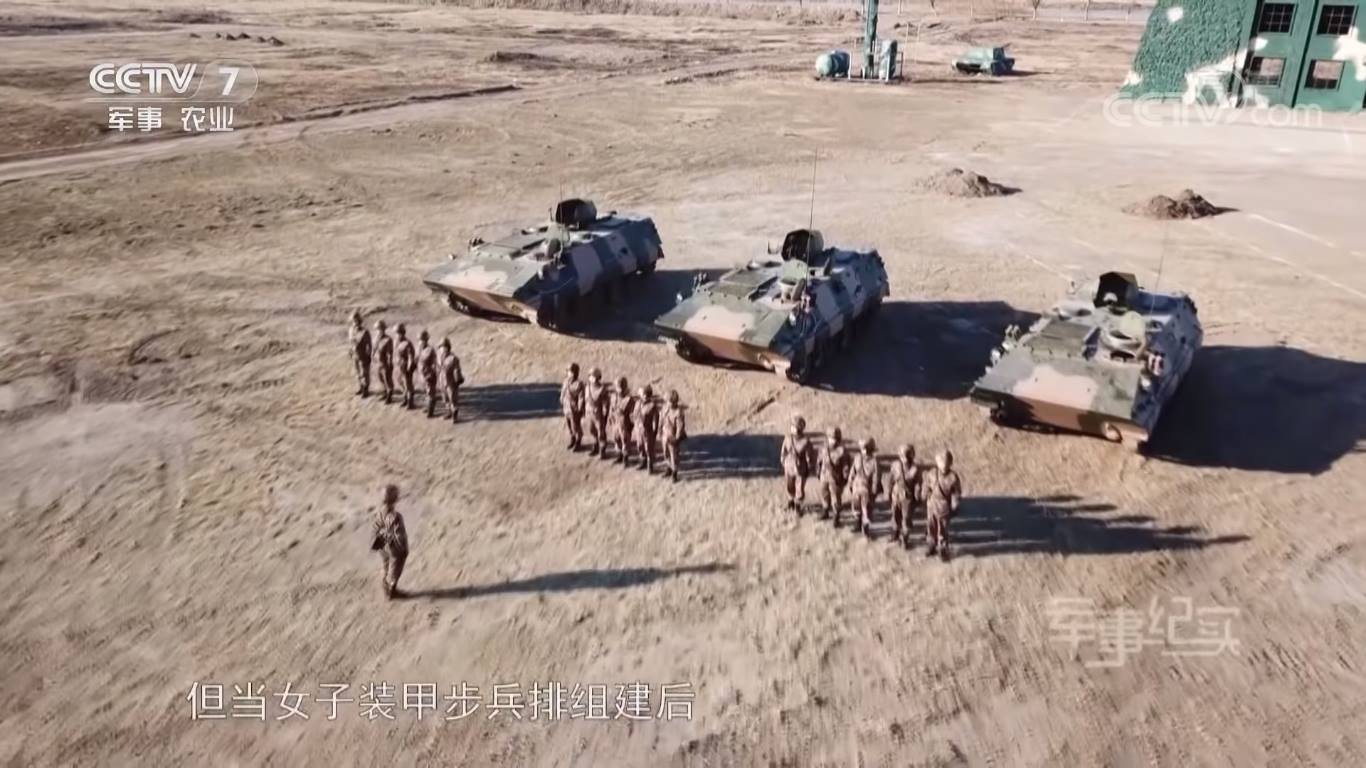 Kinh ngạc dàn vũ khí hạng nặng trong tay... nữ binh Trung quốc - Ảnh 10. Kinh ngạc dàn vũ khí hạng nặng trong tay... nữ binh Trung quốc - Ảnh 10.