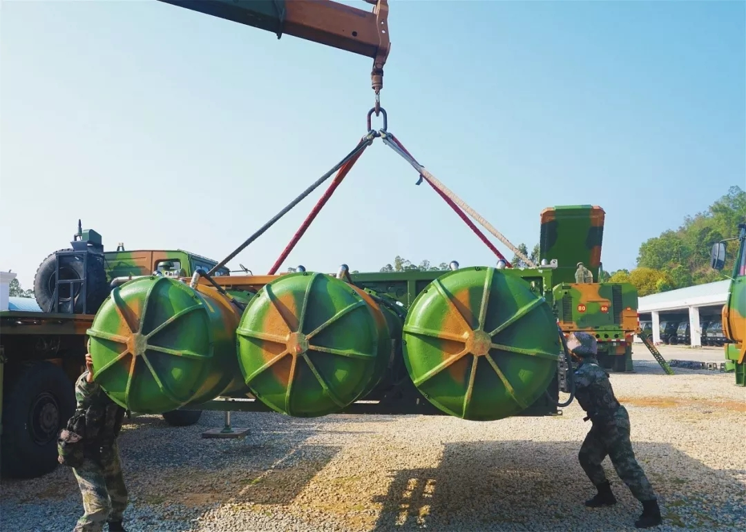 Kinh ngạc dàn vũ khí hạng nặng trong tay... nữ binh Trung quốc - Ảnh 5. Kinh ngạc dàn vũ khí hạng nặng trong tay... nữ binh Trung quốc - Ảnh 5.