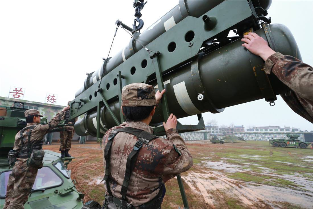 Kinh ngạc dàn vũ khí hạng nặng trong tay... nữ binh Trung quốc - Ảnh 6. Kinh ngạc dàn vũ khí hạng nặng trong tay... nữ binh Trung quốc - Ảnh 6.