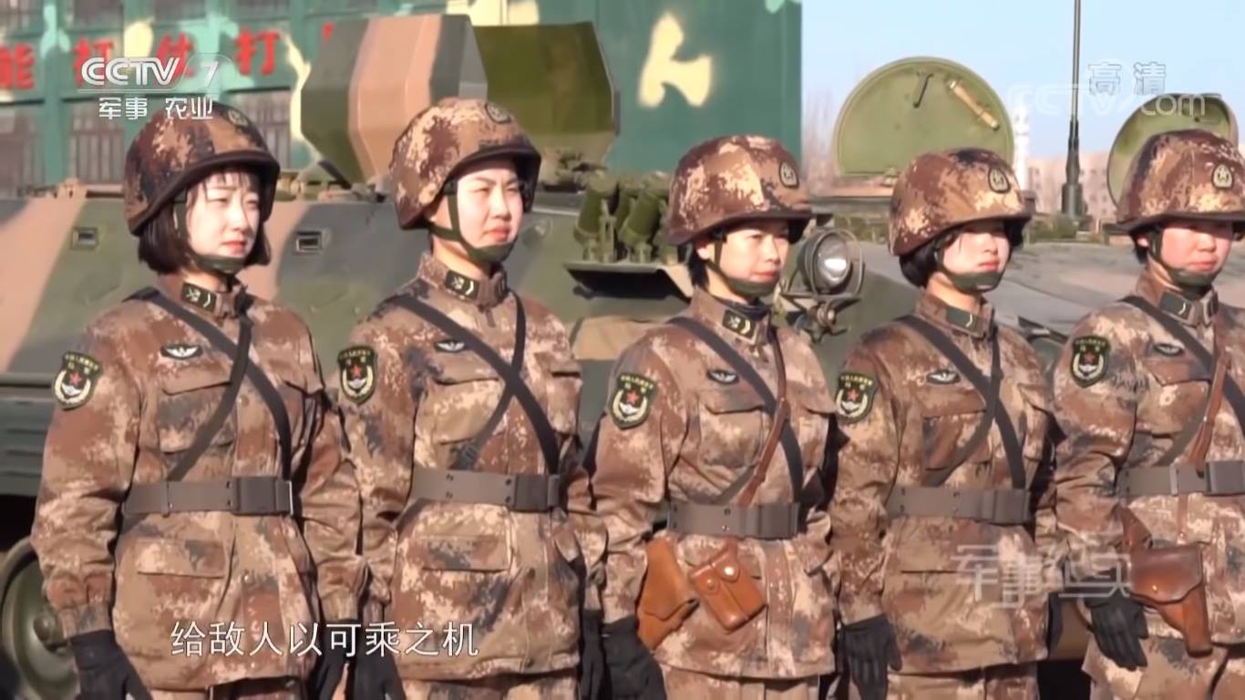 Kinh ngạc dàn vũ khí hạng nặng trong tay... nữ binh Trung quốc - Ảnh 1. Kinh ngạc dàn vũ khí hạng nặng trong tay... nữ binh Trung quốc - Ảnh 1.