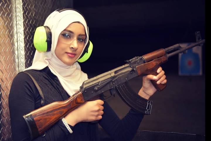 Ảnh: Súng AK uy lực bên các phụ nữ đẹp gợi cảm - Ảnh 6. Ảnh: Súng AK uy lực bên các phụ nữ đẹp gợi cảm - Ảnh 6.