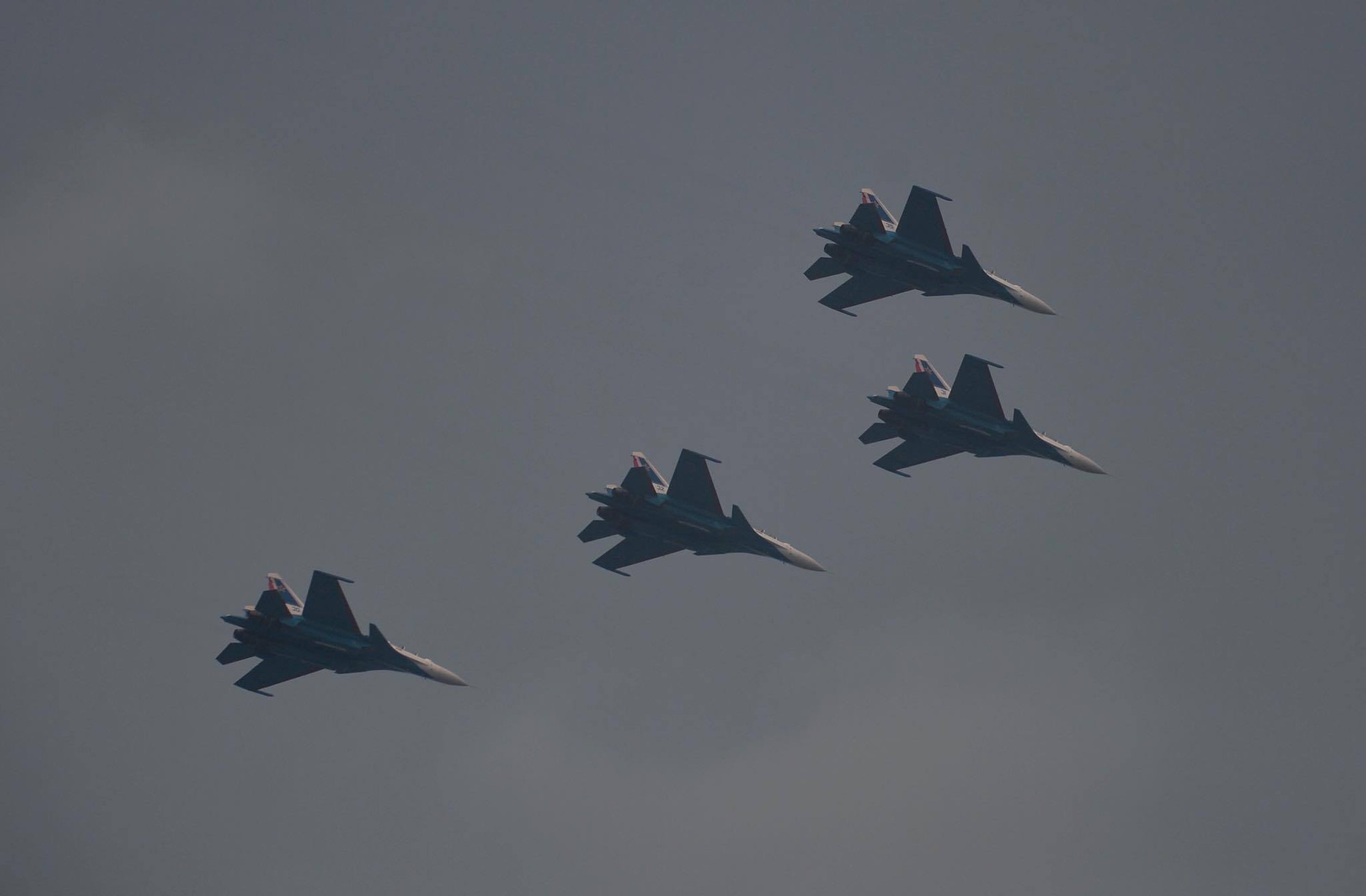 TRỰC TIẾP: Tiêm kích Su-30SM dũng mãnh hạ cánh tại sân bay Nội Bài - Bung dù đẹp tuyệt vời - Ảnh 4. TRỰC TIẾP: Tiêm kích Su-30SM dũng mãnh hạ cánh tại sân bay Nội Bài - Bung dù đẹp tuyệt vời - Ảnh 4.