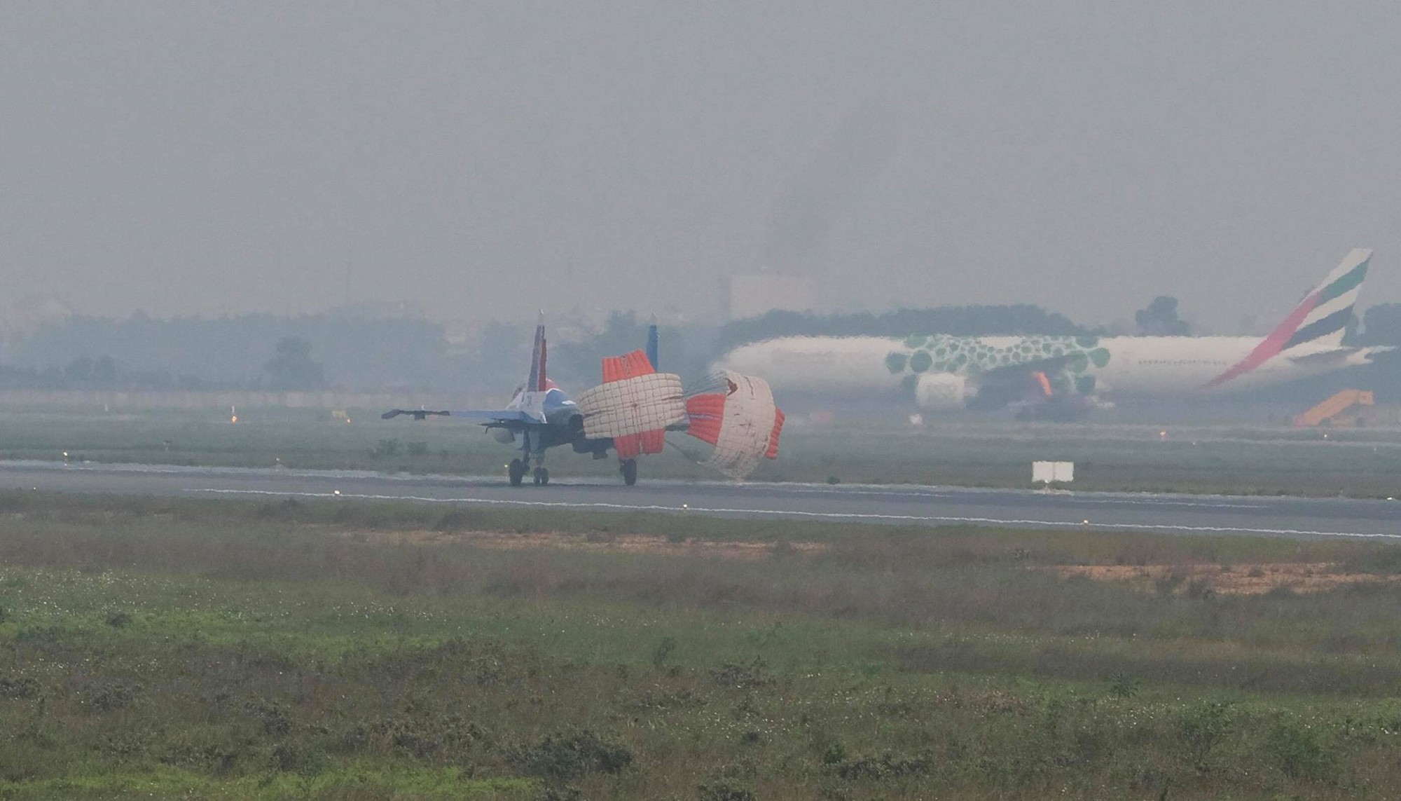 TRỰC TIẾP: Tiêm kích Su-30SM dũng mãnh hạ cánh tại sân bay Nội Bài - Bung dù đẹp tuyệt vời - Ảnh 7. TRỰC TIẾP: Tiêm kích Su-30SM dũng mãnh hạ cánh tại sân bay Nội Bài - Bung dù đẹp tuyệt vời - Ảnh 7.