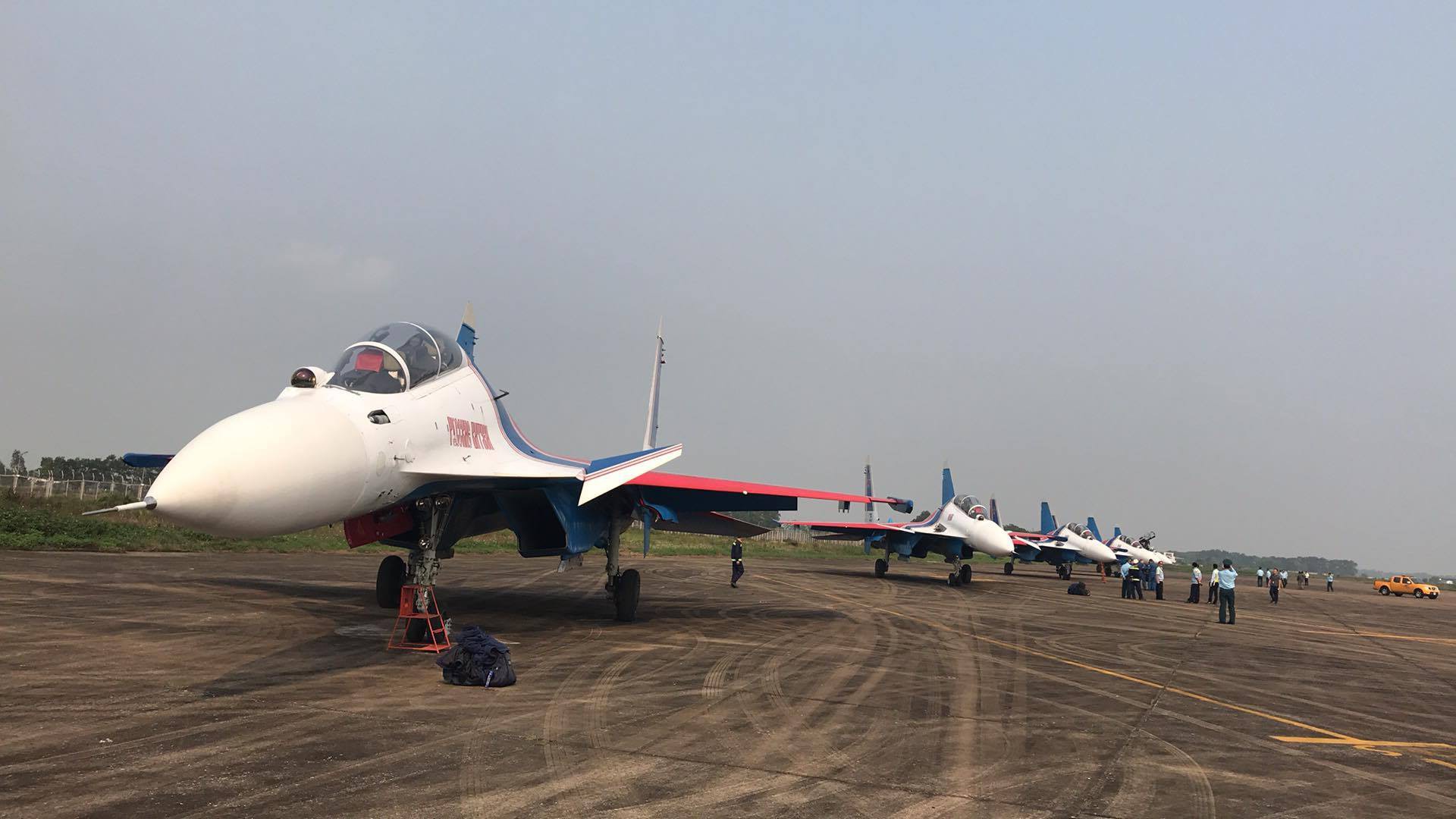 TRỰC TIẾP: Tiêm kích Su-30SM dũng mãnh hạ cánh tại sân bay Nội Bài - Bung dù đẹp tuyệt vời - Ảnh 10. TRỰC TIẾP: Tiêm kích Su-30SM dũng mãnh hạ cánh tại sân bay Nội Bài - Bung dù đẹp tuyệt vời - Ảnh 10.
