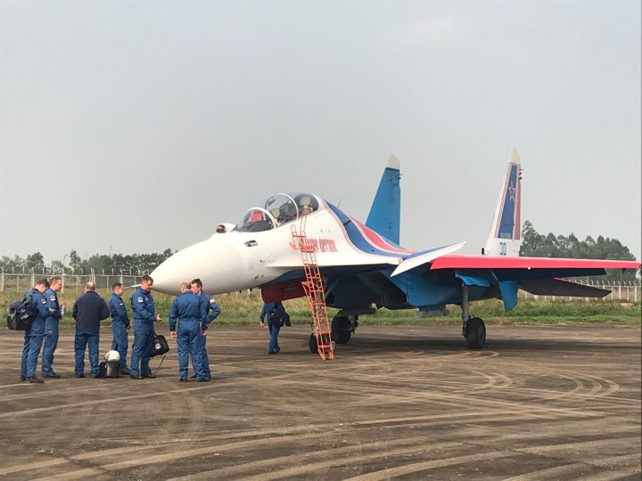 TRỰC TIẾP: Tiêm kích Su-30SM dũng mãnh hạ cánh tại sân bay Nội Bài - Bung dù đẹp tuyệt vời - Ảnh 11. TRỰC TIẾP: Tiêm kích Su-30SM dũng mãnh hạ cánh tại sân bay Nội Bài - Bung dù đẹp tuyệt vời - Ảnh 11.
