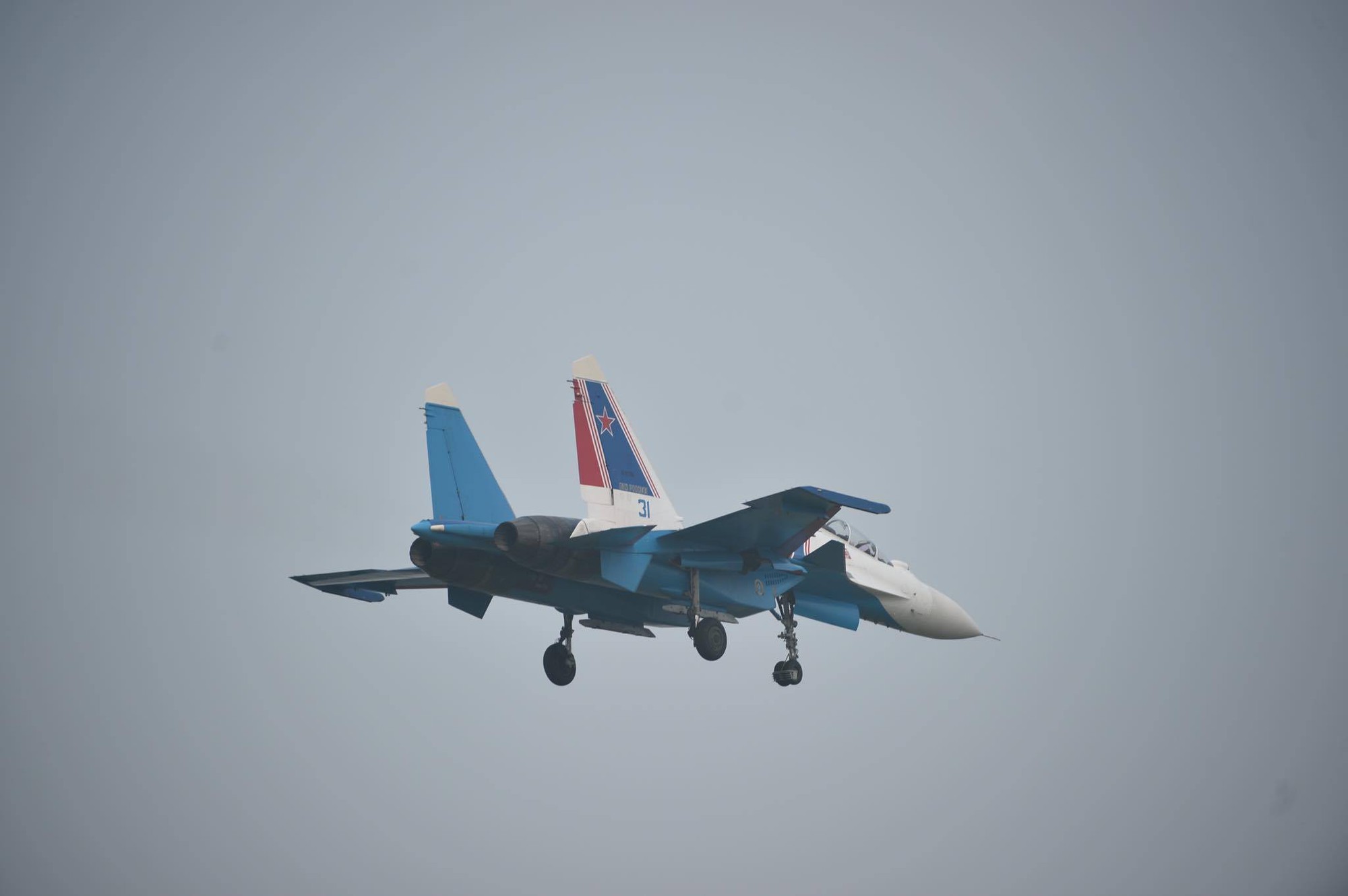 TRỰC TIẾP: Tiêm kích Su-30SM dũng mãnh hạ cánh tại sân bay Nội Bài - Bung dù đẹp tuyệt vời - Ảnh 12. TRỰC TIẾP: Tiêm kích Su-30SM dũng mãnh hạ cánh tại sân bay Nội Bài - Bung dù đẹp tuyệt vời - Ảnh 12.