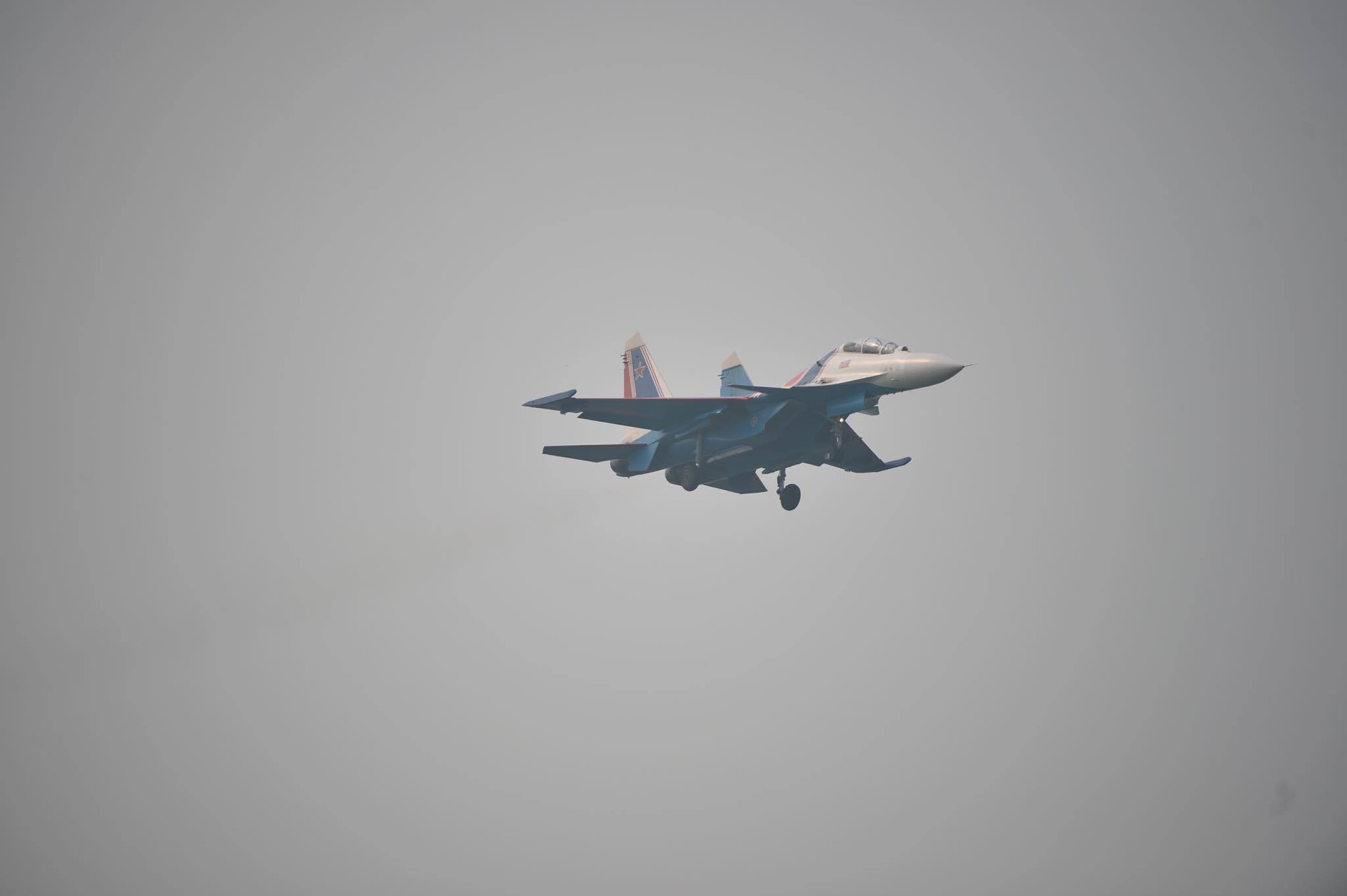 TRỰC TIẾP: Tiêm kích Su-30SM dũng mãnh hạ cánh tại sân bay Nội Bài - Bung dù đẹp tuyệt vời - Ảnh 13. TRỰC TIẾP: Tiêm kích Su-30SM dũng mãnh hạ cánh tại sân bay Nội Bài - Bung dù đẹp tuyệt vời - Ảnh 13.