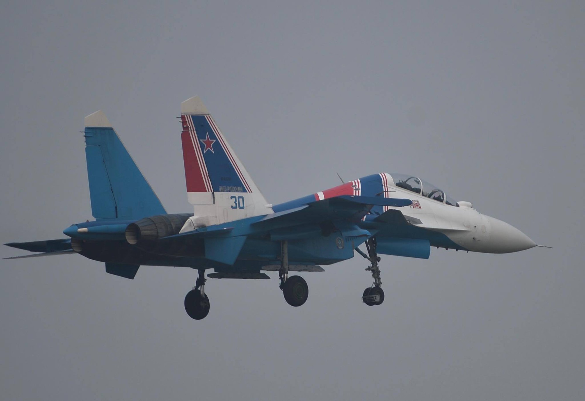 TRỰC TIẾP: Tiêm kích Su-30SM dũng mãnh hạ cánh tại sân bay Nội Bài - Bung dù đẹp tuyệt vời - Ảnh 14. TRỰC TIẾP: Tiêm kích Su-30SM dũng mãnh hạ cánh tại sân bay Nội Bài - Bung dù đẹp tuyệt vời - Ảnh 14.