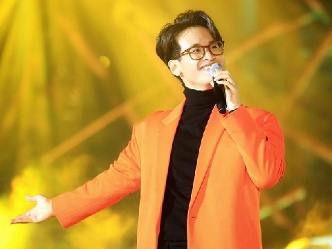 Giải mã Hà Anh Tuấn: Chiêu trò quá giỏi, hát ngọng nhưng cát-xê vẫn cao khủng khiếp - Ảnh 1. Giải mã Hà Anh Tuấn: Chiêu trò quá giỏi, hát ngọng nhưng cát-xê vẫn cao khủng khiếp - Ảnh 1.