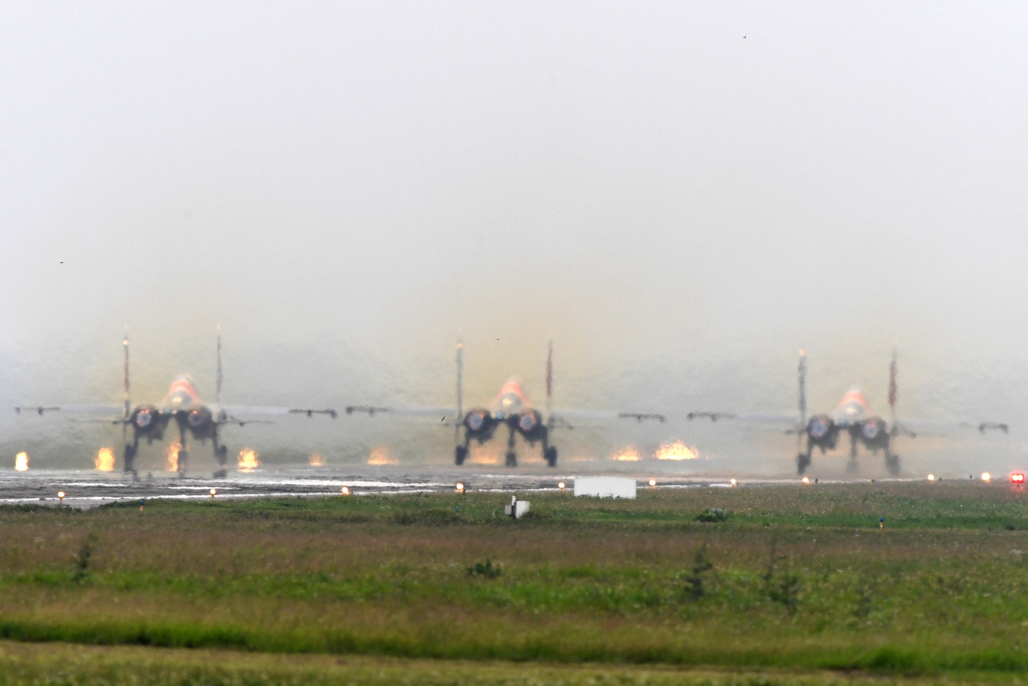 Độc nhất, chưa từng có: Cả 5 tiêm kích Su-30SM cất cánh cùng lúc từ sân bay Nội Bài - Ảnh 5. Độc nhất, chưa từng có: Cả 5 tiêm kích Su-30SM cất cánh cùng lúc từ sân bay Nội Bài - Ảnh 5.