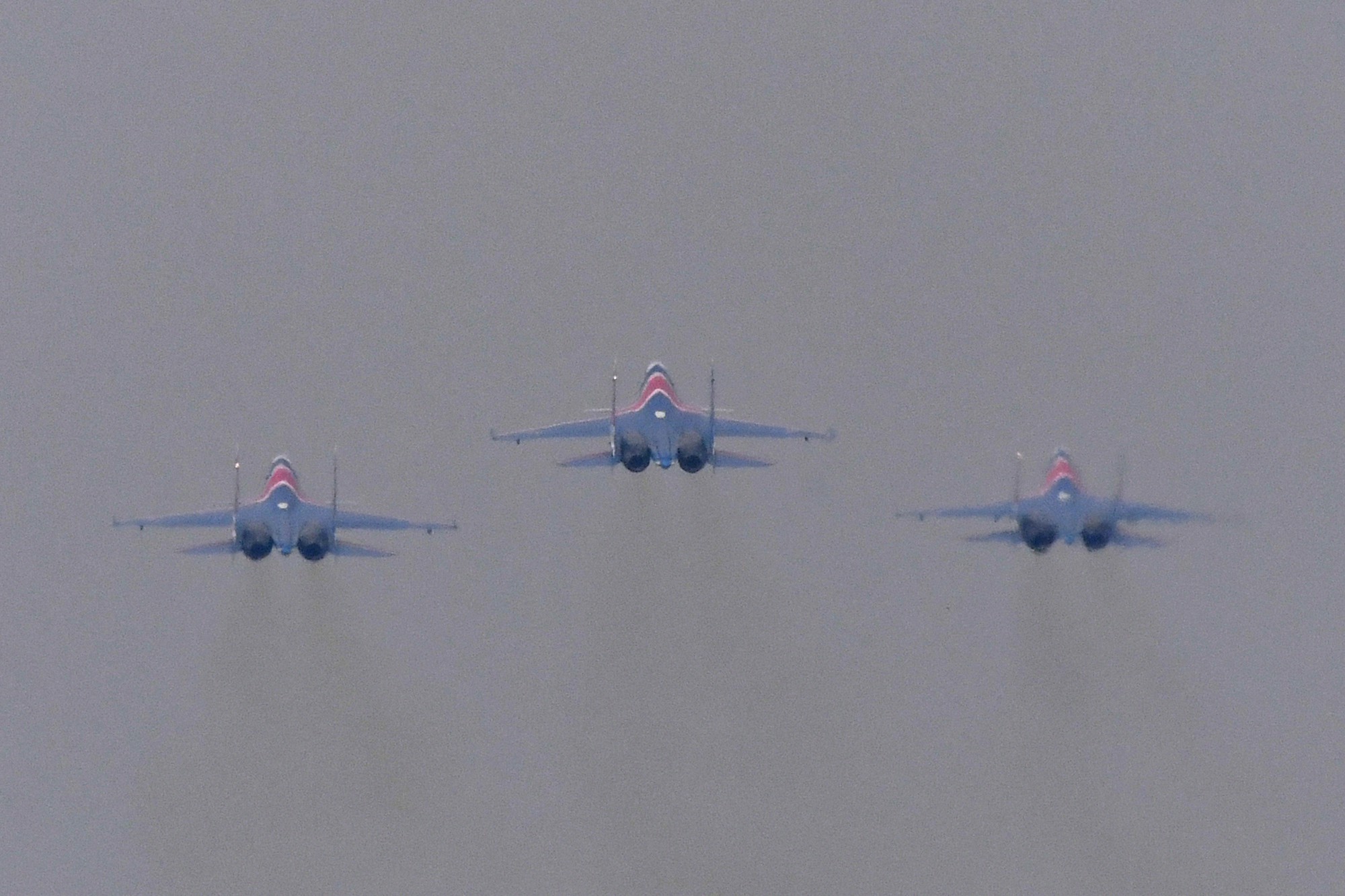 Độc nhất, chưa từng có: Cả 5 tiêm kích Su-30SM cất cánh cùng lúc từ sân bay Nội Bài - Ảnh 6. Độc nhất, chưa từng có: Cả 5 tiêm kích Su-30SM cất cánh cùng lúc từ sân bay Nội Bài - Ảnh 6.