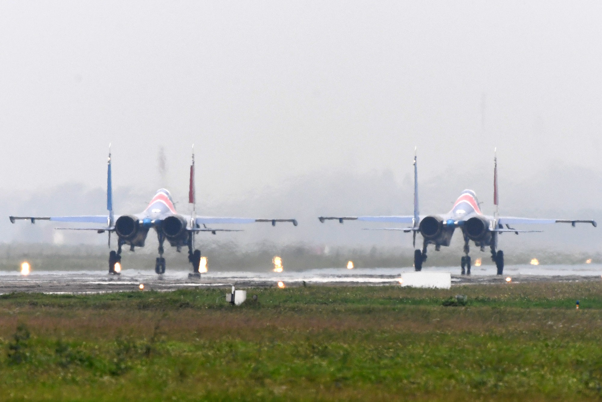 Độc nhất, chưa từng có: Cả 5 tiêm kích Su-30SM cất cánh cùng lúc từ sân bay Nội Bài - Ảnh 3. Độc nhất, chưa từng có: Cả 5 tiêm kích Su-30SM cất cánh cùng lúc từ sân bay Nội Bài - Ảnh 3.