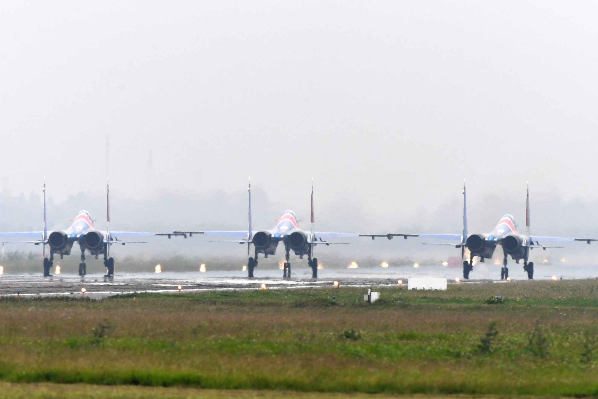 Độc nhất, chưa từng có: Cả 5 tiêm kích Su-30SM cất cánh cùng lúc từ sân bay Nội Bài - Ảnh 4. Độc nhất, chưa từng có: Cả 5 tiêm kích Su-30SM cất cánh cùng lúc từ sân bay Nội Bài - Ảnh 4.
