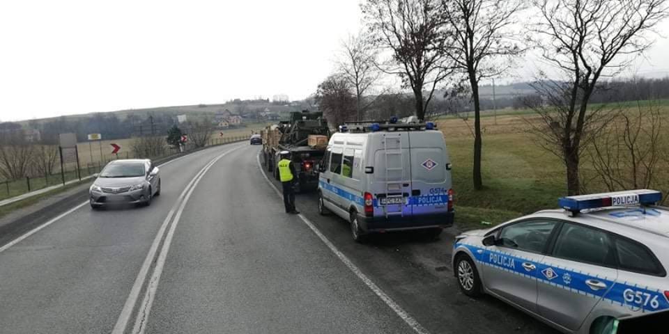 Đoàn xe quân sự Mỹ tai nạn ở Ba Lan: Nhiều xe dính chùm - Ảnh 2. Đoàn xe quân sự Mỹ tai nạn ở Ba Lan: Nhiều xe dính chùm - Ảnh 2.