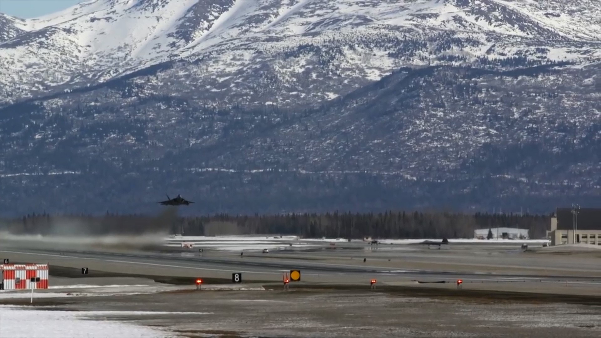 Màn diễu binh voi đi bộ chưa từng có của tiêm kích tàng hình F-22 - Ảnh 9. Màn diễu binh voi đi bộ chưa từng có của tiêm kích tàng hình F-22 - Ảnh 9.