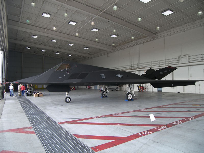 Mỹ lôi thây ma F-117 khỏi quan tài: Hé lộ bí mật động trời - Sợ S-400 Nga vít cổ F-22 - Ảnh 1. Mỹ lôi thây ma F-117 khỏi quan tài: Hé lộ bí mật động trời - Sợ S-400 Nga vít cổ F-22 - Ảnh 1.