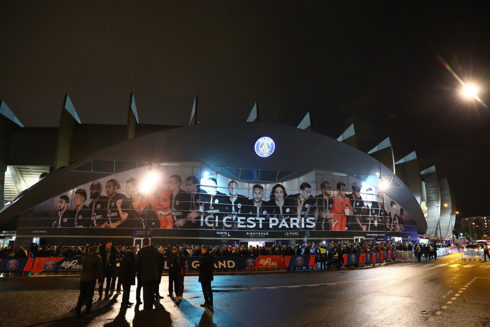 SỐC: Fan Man United bị đâm nguy kịch ngay tại Paris vì reo hò chiến thắng ở Champions League trước mặt một viên tài xế - Ảnh 1. SỐC: Fan Man United bị đâm nguy kịch ngay tại Paris vì reo hò chiến thắng ở Champions League trước mặt một viên tài xế - Ảnh 1.