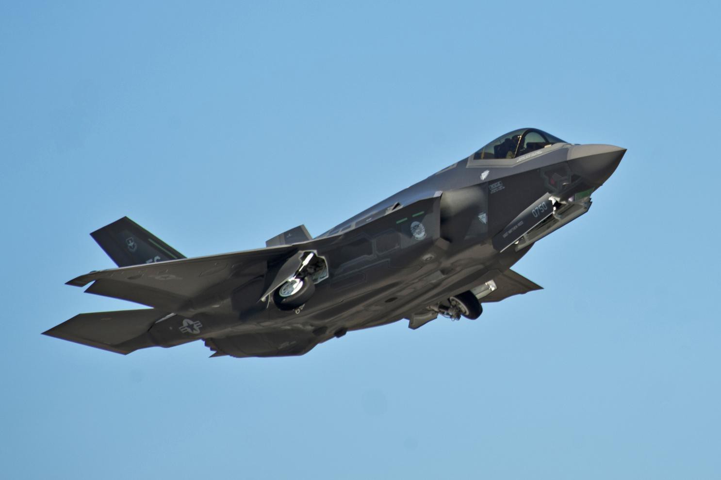Sợ S-400 Nga, Mỹ giam lỏng tiêm kích F-35 Thổ Nhĩ Kỳ: Cú đánh trực diện đầu tiên? - Ảnh 1. Sợ S-400 Nga, Mỹ giam lỏng tiêm kích F-35 Thổ Nhĩ Kỳ: Cú đánh trực diện đầu tiên? - Ảnh 1.