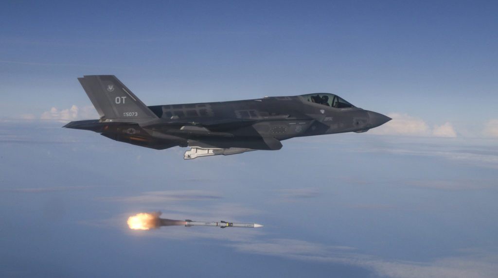 Qua mặt tên lửa S-300, S-400 Nga ở Syria, tiêm kích F-35 vụt sáng như sao nhưng... ĐEN - Ảnh 2. Qua mặt tên lửa S-300, S-400 Nga ở Syria, tiêm kích F-35 vụt sáng như sao nhưng... ĐEN - Ảnh 2.