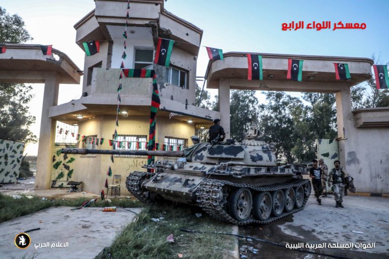 Libya: Quân đội của tướng Haftar chiếm giữ nhiều căn cứ quân sự, Tripoli sắp thất thủ! - Ảnh 11. Libya: Quân đội của tướng Haftar chiếm giữ nhiều căn cứ quân sự, Tripoli sắp thất thủ! - Ảnh 11.