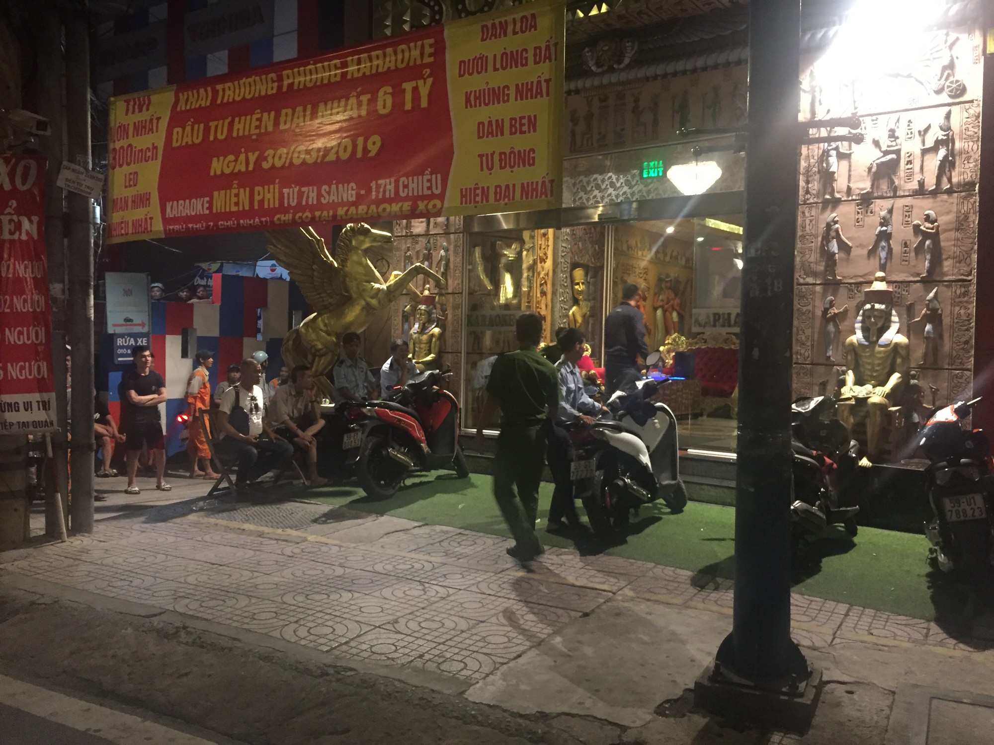 Người dân háo hức livestream cảnh công an xuyên đêm khám xét quán karaoke của Phúc XO - Ảnh 3. Người dân háo hức livestream cảnh công an xuyên đêm khám xét quán karaoke của Phúc XO - Ảnh 3.