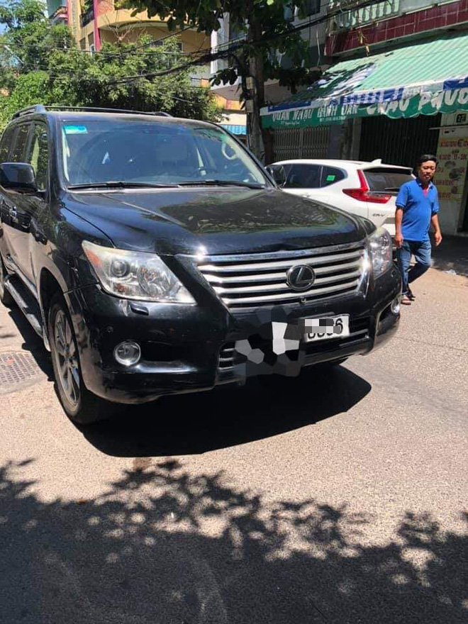 Xe 7 chỗ đến đưa tang lao vào đội khiêng quan tài, 2 người chết, nhiều người bị thương - Ảnh 4. Xe 7 chỗ đến đưa tang lao vào đội khiêng quan tài, 2 người chết, nhiều người bị thương - Ảnh 4.