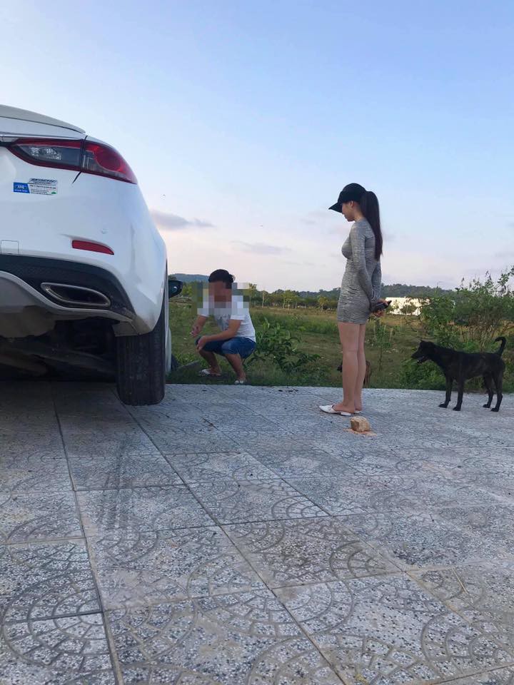 Xe hơi gặp tai nạn nhưng người ta chỉ quan tâm đến cô gái đứng bên vì ngoại hình nổi bật - Ảnh 2. Xe hơi gặp tai nạn nhưng người ta chỉ quan tâm đến cô gái đứng bên vì ngoại hình nổi bật - Ảnh 2.