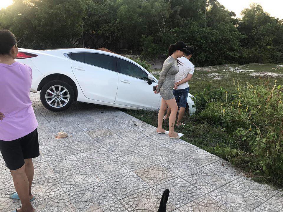 Xe hơi gặp tai nạn nhưng người ta chỉ quan tâm đến cô gái đứng bên vì ngoại hình nổi bật - Ảnh 3. Xe hơi gặp tai nạn nhưng người ta chỉ quan tâm đến cô gái đứng bên vì ngoại hình nổi bật - Ảnh 3.