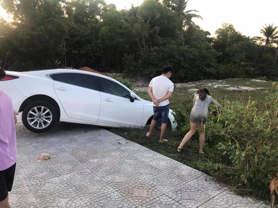 Xe hơi gặp tai nạn nhưng người ta chỉ quan tâm đến cô gái đứng bên vì ngoại hình nổi bật - Ảnh 4. Xe hơi gặp tai nạn nhưng người ta chỉ quan tâm đến cô gái đứng bên vì ngoại hình nổi bật - Ảnh 4.