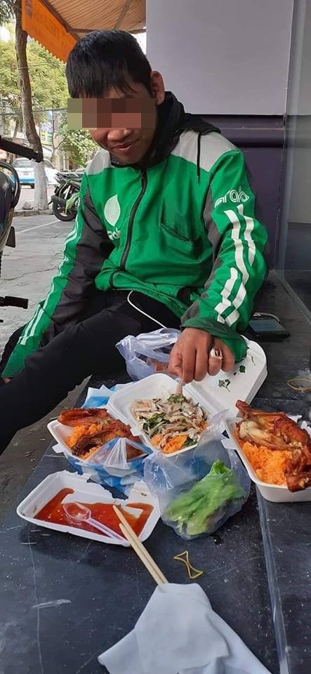 Tà i xế Grab và bữa Än thá»nh soạn trên hè phá», sá»± tháºt Äằng sau khiến nhiá»u ngưá»i giáºn dữ - Ảnh 1.