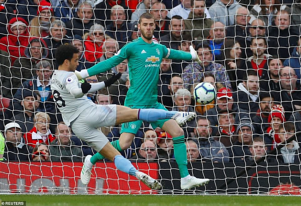 Trăm mối tơ vò, Man United hung hiểm vượt qua West Ham, run rẩy nhìn về phía Barca - Ảnh 1. Trăm mối tơ vò, Man United hung hiểm vượt qua West Ham, run rẩy nhìn về phía Barca - Ảnh 1.
